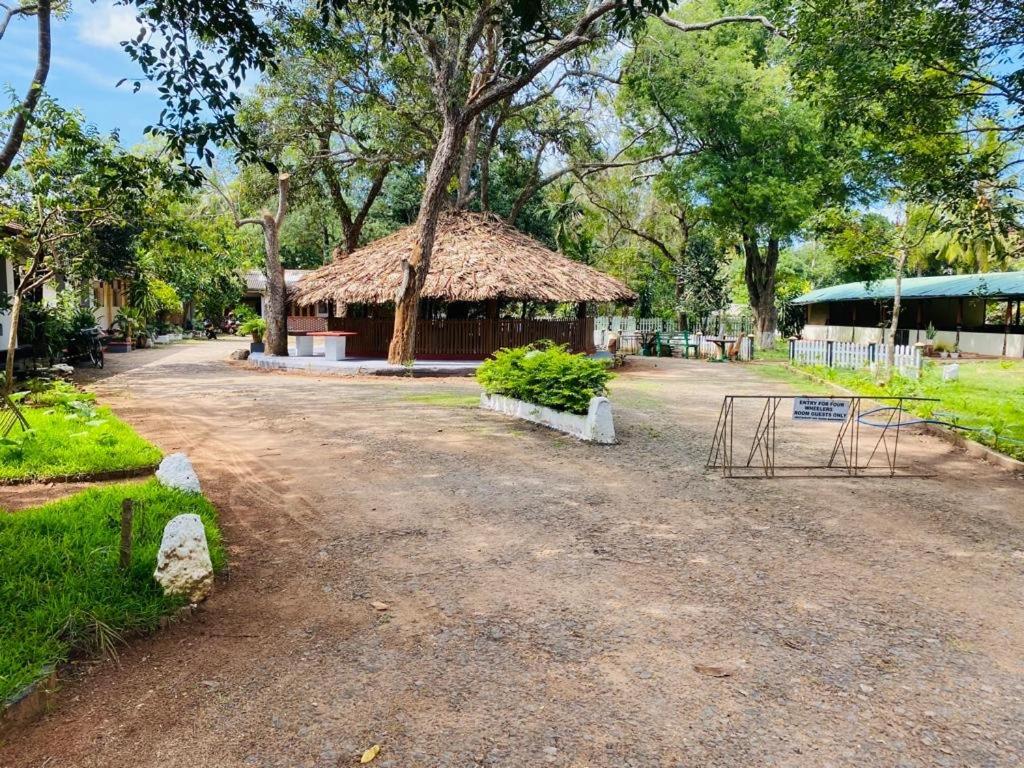 Отель Resthouse Vavuniya Экстерьер фото