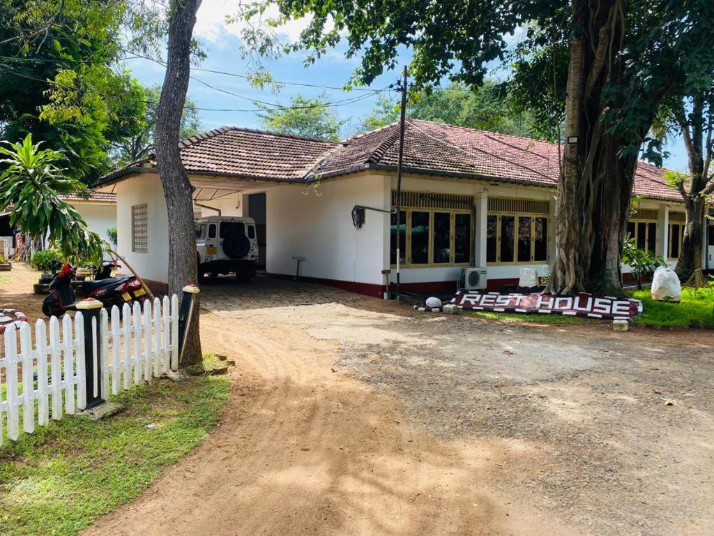 Отель Resthouse Vavuniya Экстерьер фото